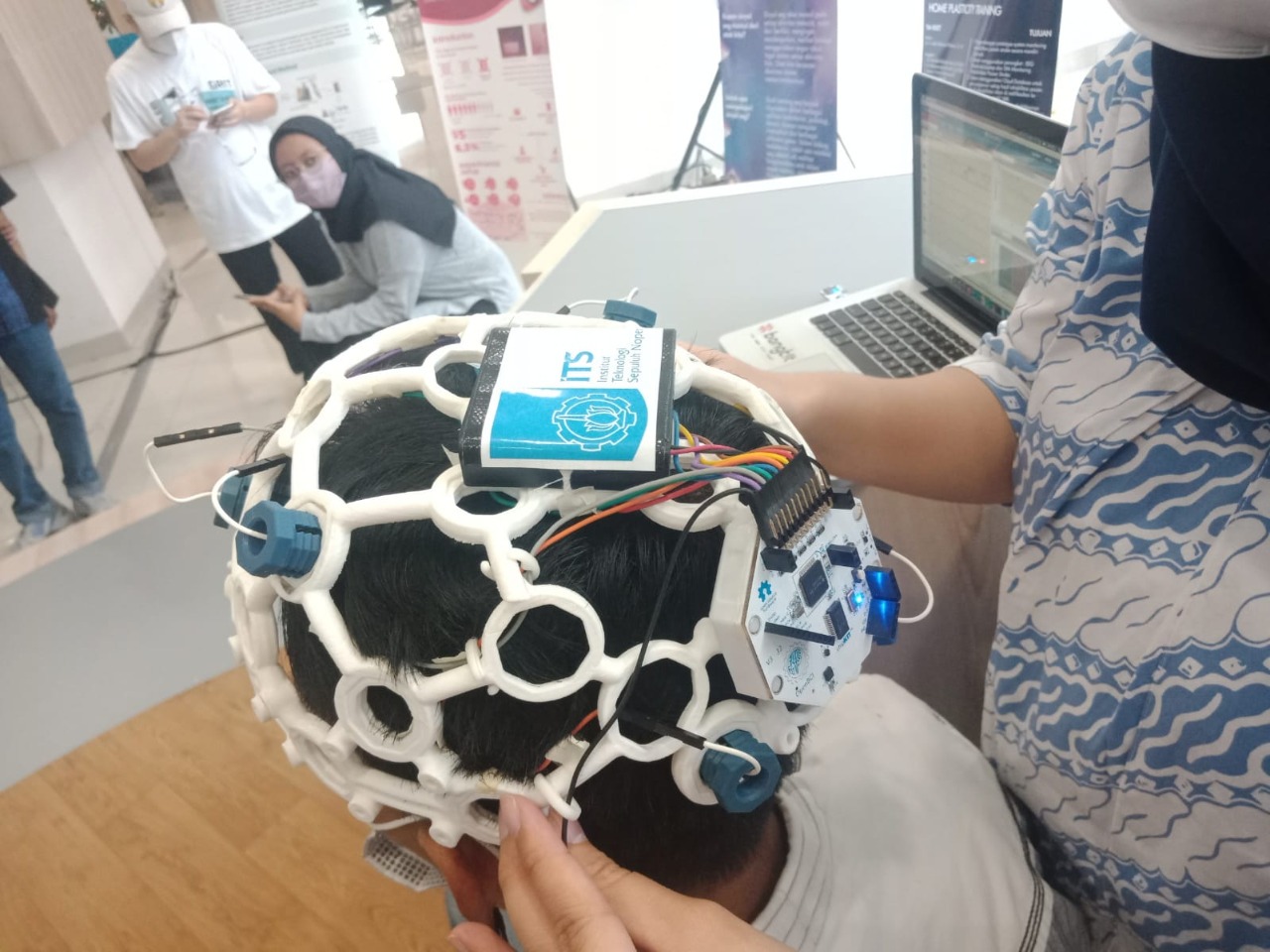 Alat EEG rancangan tim ITS yang digunakan di kepala pasien stroke untuk menangkap sinyal listrik otak